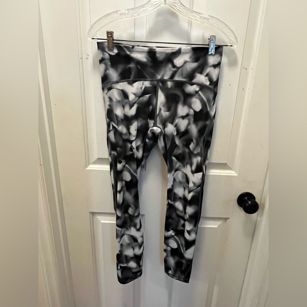 🍋LIKE NEW Lululemon Train Times 25” - Blush Blossom Alpine White Black - Sz 8